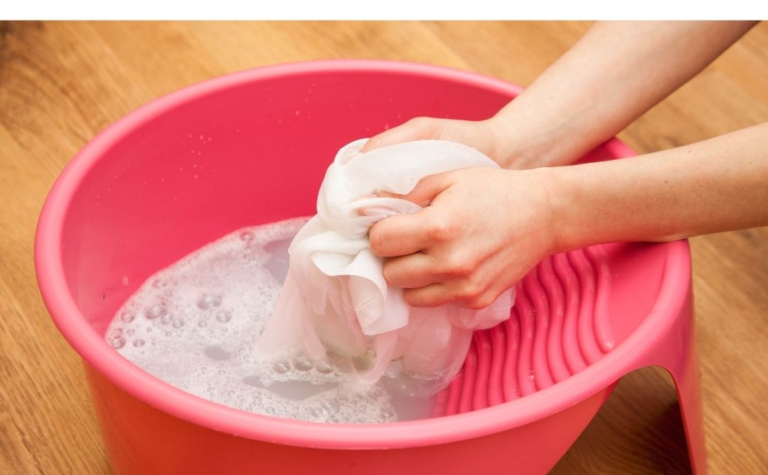 pranie-v-rukach-pracimi-pasikmi-Cleanly-eco